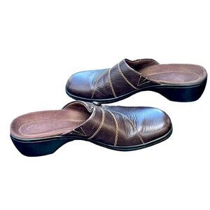 Clarks Women’s Brown Clog Sandals Leather Upper Side Buttons Shoes sz 9M
